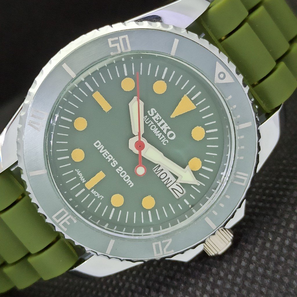 Vintage 1982 Seiko Automatic Mens SilverGreen Dive Watch WDaydate  Glass Back